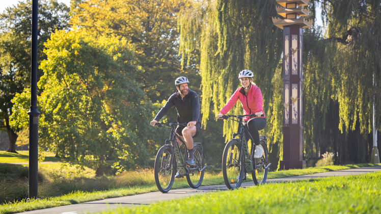 Couple cycling in Hagley Park, from their boutique accommodation. Christchurch’s Hagley Park is just 200m from Hotel Montreal. Complimentary bike hire.