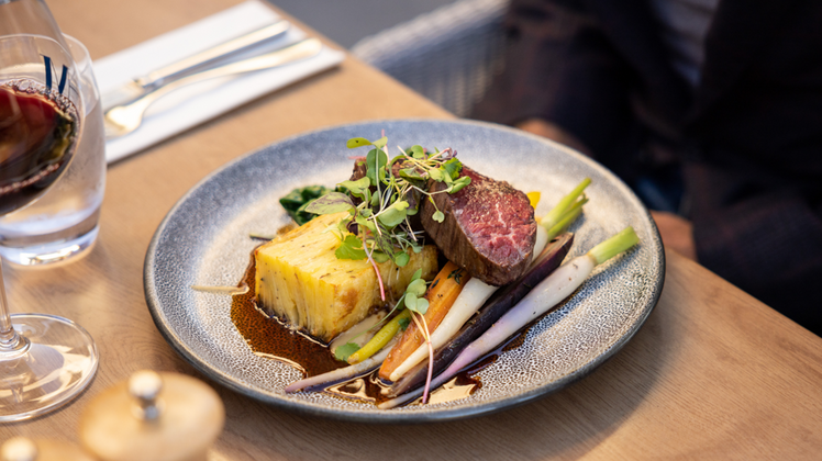 Hotel Montreal offers Breakfast, Lunch, Dinner and Drinks