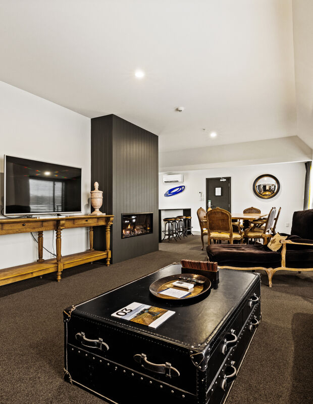 A closer look at Elegance And Sustainability In Penthouse Apartment